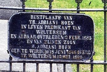 Woltersum Q-2 Vader en Zoon Adriani Hoen Grafschrift